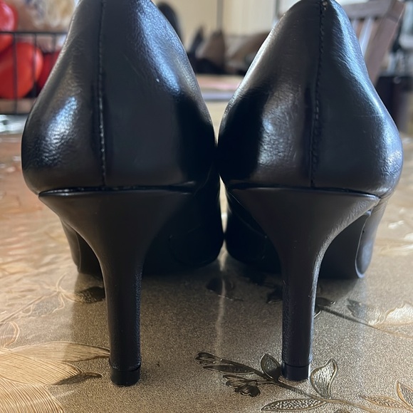 black Pumps - Picture 5 of 5